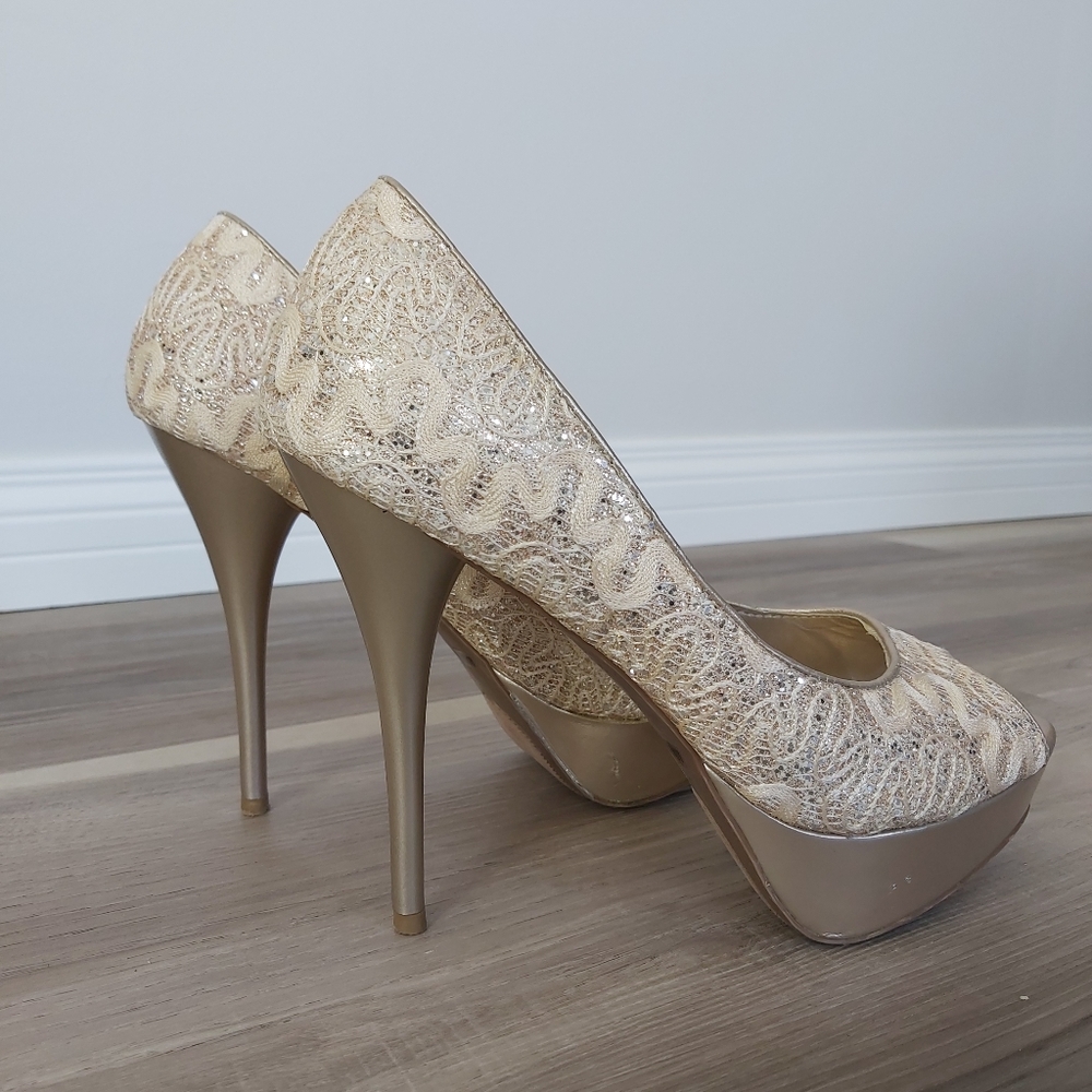Gold lace and glitter open-toes heel
